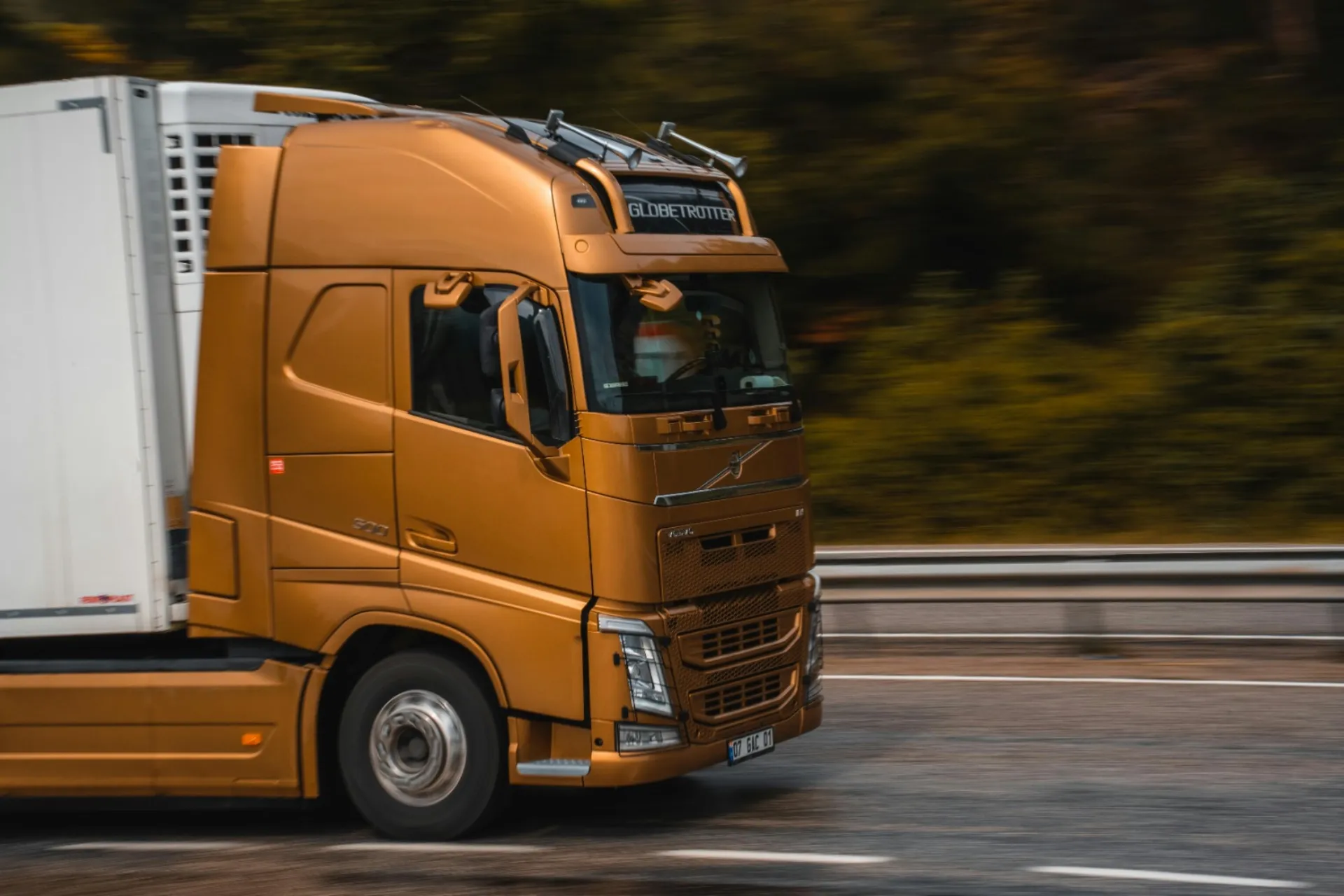 Camion Volvo pe autostradă